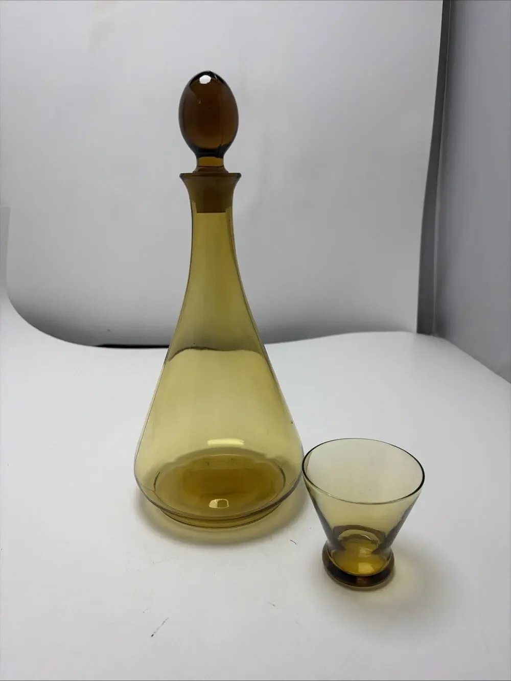 Vintage Mid Century Amber GLASS DECANTER W/ STOPPER + 1 GLASSES 11.5 “ Tall